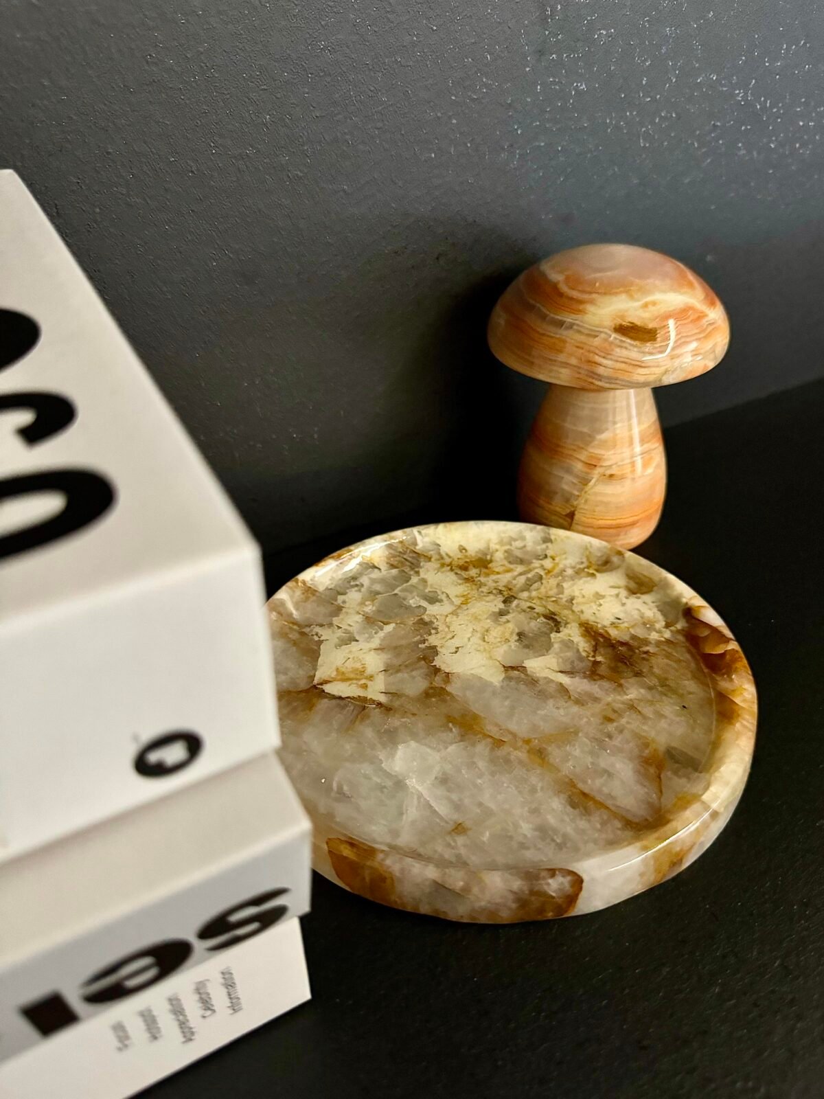 Natural luxury stone "Snow Mountain Flying Fox" tray